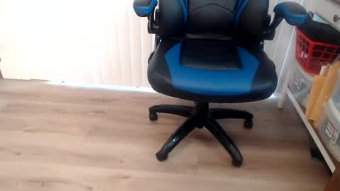 i erupt if you suck ur nipples 4 me and look at the camera while watching me online show from October 25, 12:22 am