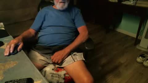 1handyanddee online show from May 2, 1:44 am