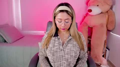 independent model online show from April 13, 12:09 pm