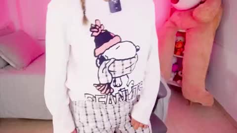 independent model online show from March 9, 9:03 am