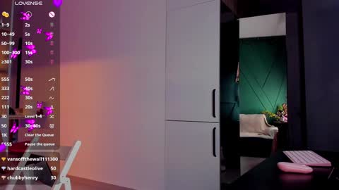 Mia online show from December 3, 1:06 pm