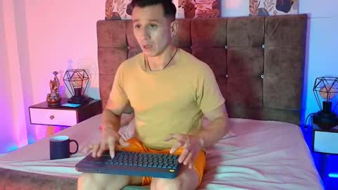 _andrewfalcon2 online show from September 24, 8:37 pm