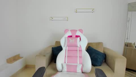    online show from February 3, 12:20 pm