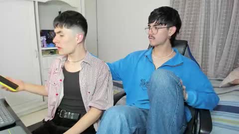 Snapshot of _jamesboy chatting on October 31, 1:06 am James online show from October 31, 1:06 am