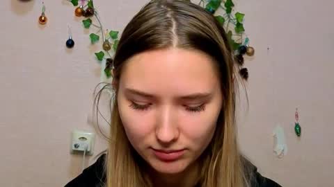 _kikiclark_ online show from February 1, 9:01 pm