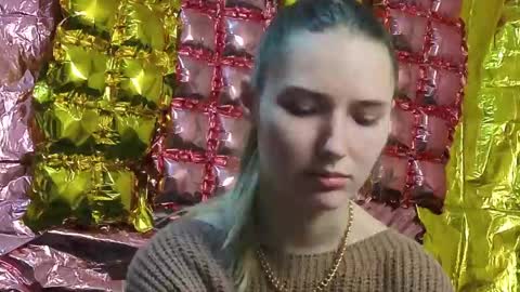 _kikiclark_ online show from March 20, 6:13 pm