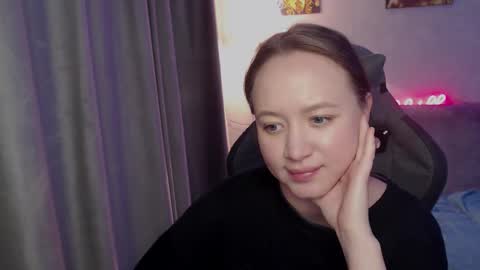 _lalune_ online show from September 11, 11:55 am