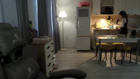 _lalune_ online show from March 11, 12:30 pm