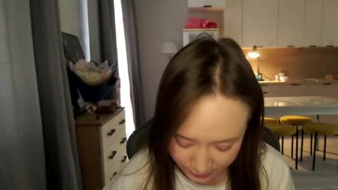 _lalune_ online show from April 18, 2:52 pm