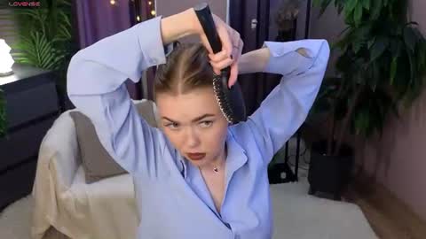 _liilcrystal_ online show from June 11, 7:45 pm