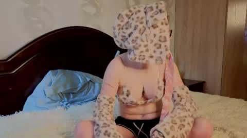 _lynxie_ online show from June 16, 12:47 am