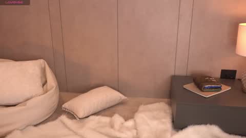 Snapshot of _meghan_gomez1_ chatting on December 4, 2:20 pm     online show from December 4, 2:20 pm