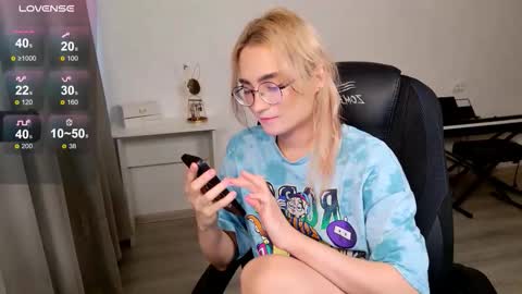 _meow_neko_ online show from January 13, 6:32 am