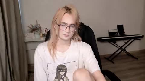 _meow_neko_ online show from July 14, 11:48 am