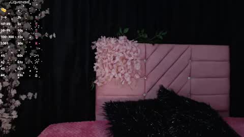 _mia_valencia_ online show from June 6, 11:49 am