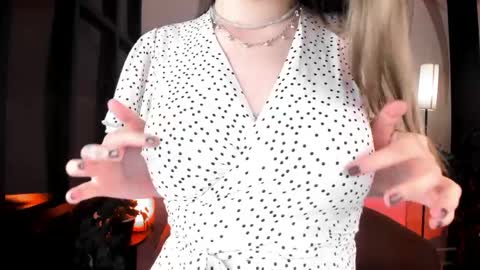 _mila_luna_ online show from May 12, 7:39 am