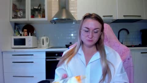 Snapshot of _miss_eva_ chatting on October 6, 8:21 am Eva online show from October 6, 8:21 am