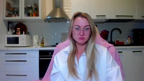 Snapshot of _miss_eva_ chatting on October 2, 6:12 am Eva online show from October 2, 6:12 am