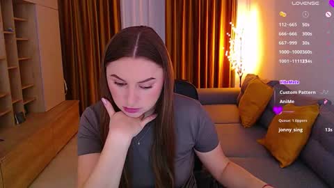 Mia online show from December 3, 8:48 am