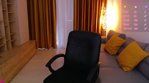 Mia online show from July 8, 9:57 am