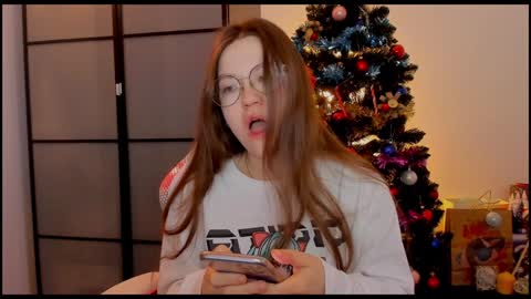 Snapshot of _nemalkovamia chatting on December 31, 5:11 am Mia with a big heart  online show from December 31, 5:11 am