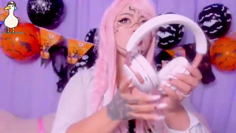 niiky online show from October 16, 1:55 pm