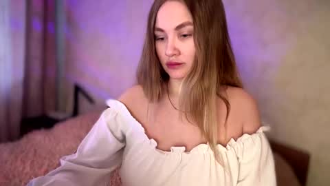 _sofiawood1_ online show from April 4, 3:46 am