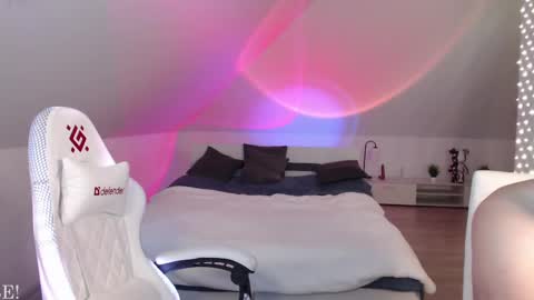 Nicole  Thomas  Dave online show from February 17, 2:49 pm