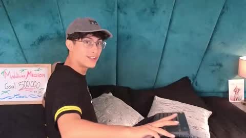 Aaron Ezequiel online show from May 1, 3:06 pm