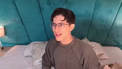 Aaron Ezequiel online show from April 24, 4:42 pm