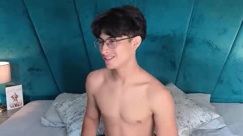 Aaron Ezequiel online show from April 29, 2:33 pm