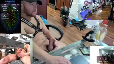 Snapshot of aaron_skye chatting on October 18, 11:53 pm Aaron Skye online show from October 18, 11:53 pm