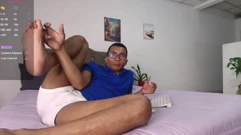 Heyy my name is Aaron online show from June 3, 11:43 pm
