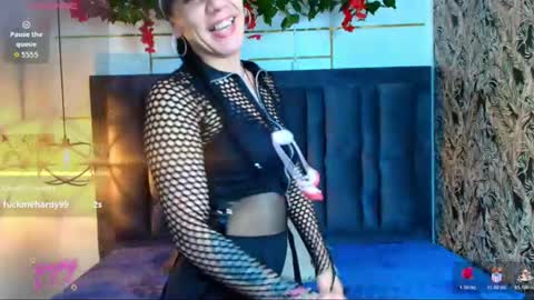 Abril Fox online show from June 15, 8:12 pm