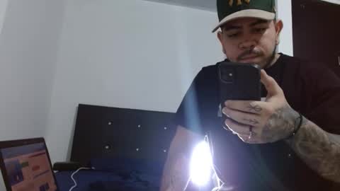 adam shilder7 online show from December 18, 1:23 am