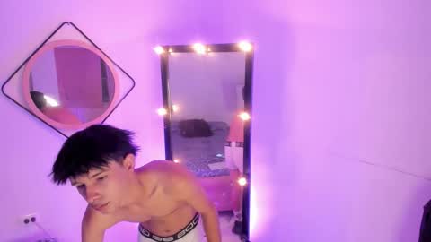 Snapshot of adrien_twink chatting on October 5, 7:32 pm Arien online show from October 5, 7:32 pm