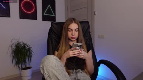 Snapshot of agelina_summer chatting on February 16, 7:26 am Agelina Lilly Laura online show from February 16, 7:26 am