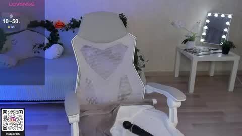 Lynn online show from February 8, 2:53 pm