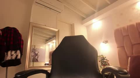 aisha  online show from December 18, 9:54 pm