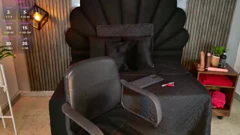 alahyapalmer_ online show from October 18, 3:33 am