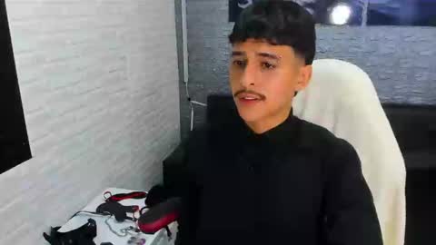 alan_del_reyx2 online show from February 15, 4:34 pm