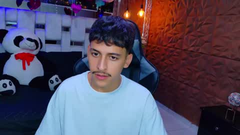 alan_del_reyx2 online show from February 19, 11:46 pm