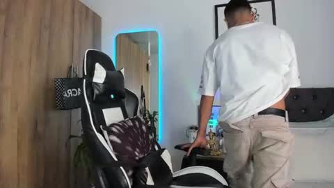 alannaughty_ online show from August 3, 8:04 pm