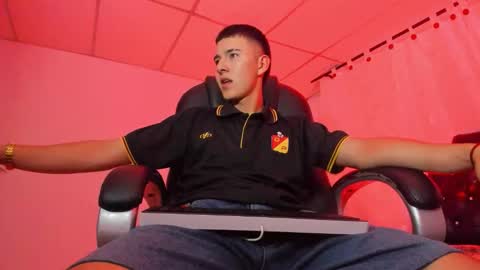 Aleck Boy online show from November 12, 8:55 pm