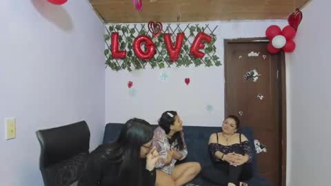 Snapshot of alejita_smithh chatting on February 25, 3:31 pm zoe and Kataleya online show from February 25, 3:31 pm