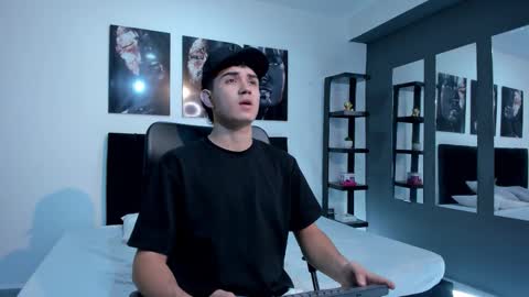 alejo_gray1 online show from January 9, 1:06 pm