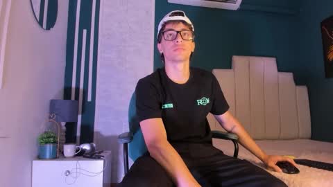 Snapshot of alessandro_dybala chatting on October 10, 12:33 pm Alessandro Dybala online show from October 10, 12:33 pm