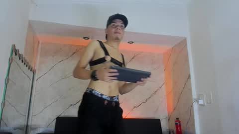 alex_miller25 online show from December 16, 1:13 am