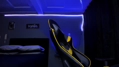 alexgiraldo__ online show from October 31, 11:10 am