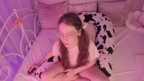 Snapshot of alice_kinky_girl chatting on March 1, 3:10 am Alice online show from March 1, 3:10 am